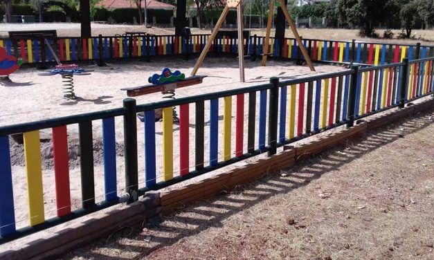 Finalizado el vallado del parque infantil de la Urbanización Las Villas