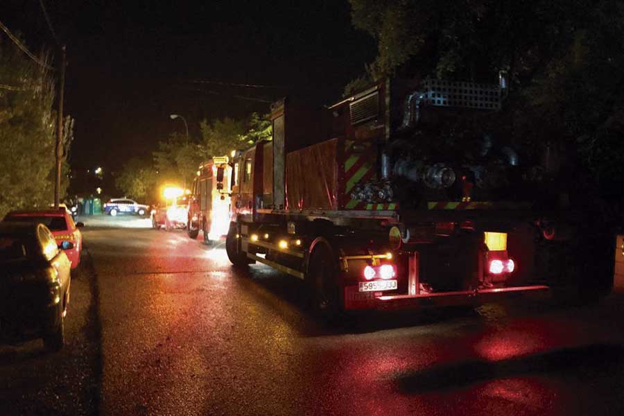 Camiones y coches bomberos en la noche