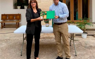Nuevo Baztán se une a la red de ‘Municipios Hermanados por el Vidrio’ y recibe su llave de vidrio reciclado