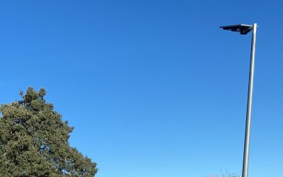 Instalación de las primeras farolas solares en Parques y Jardines